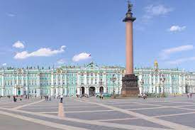 Дворцовая площадь в Санкт-Петербурге: очарование истории и архитектуры